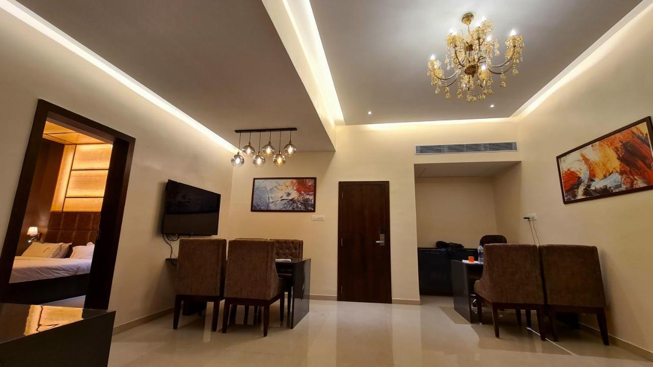 Galaxy Club & Hotel บิจาปุร์ ภายนอก รูปภาพ