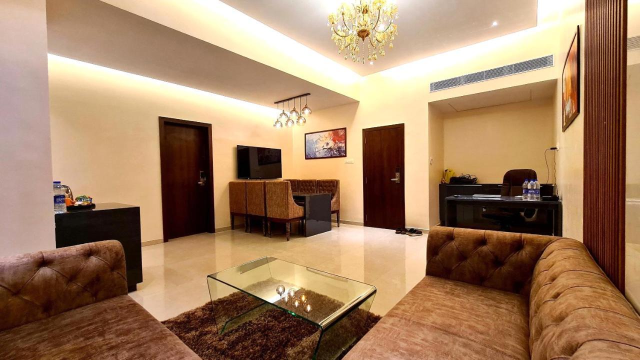 Galaxy Club & Hotel บิจาปุร์ ภายนอก รูปภาพ