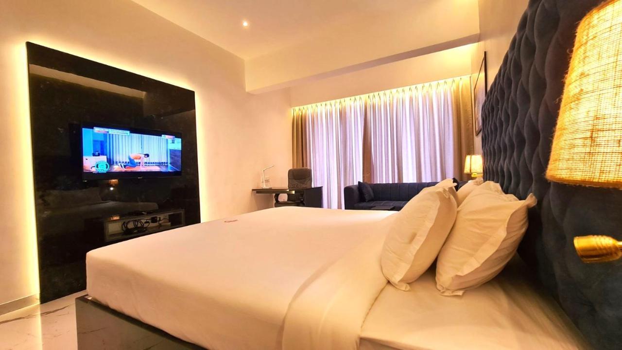 Galaxy Club & Hotel บิจาปุร์ ภายนอก รูปภาพ