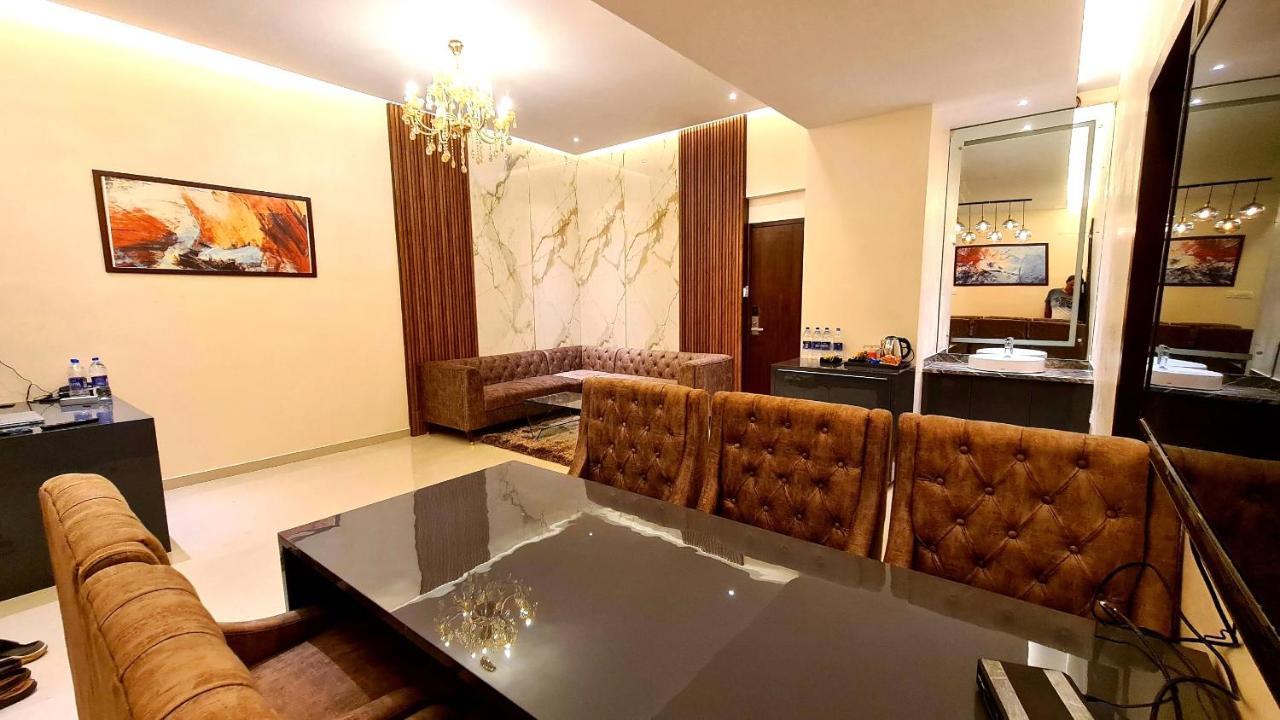 Galaxy Club & Hotel บิจาปุร์ ภายนอก รูปภาพ