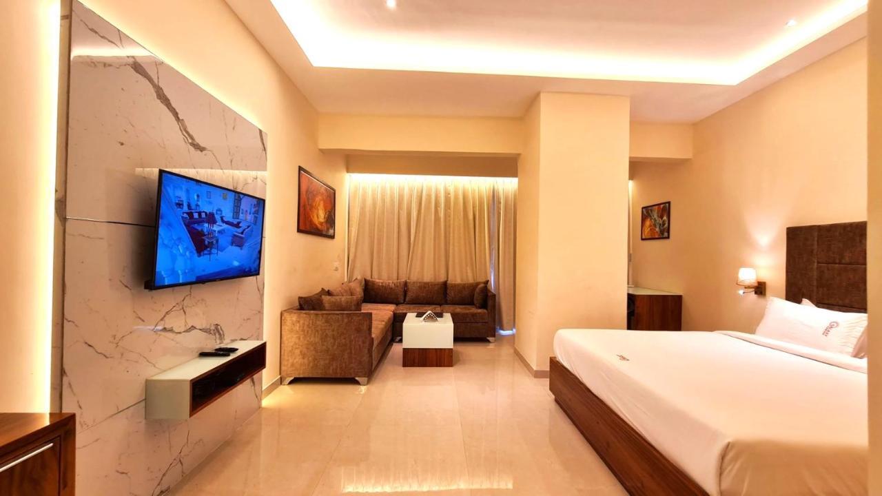 Galaxy Club & Hotel บิจาปุร์ ภายนอก รูปภาพ