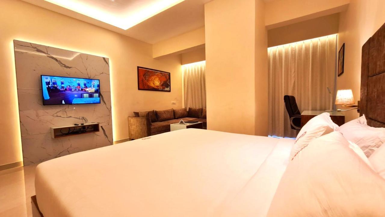Galaxy Club & Hotel บิจาปุร์ ภายนอก รูปภาพ