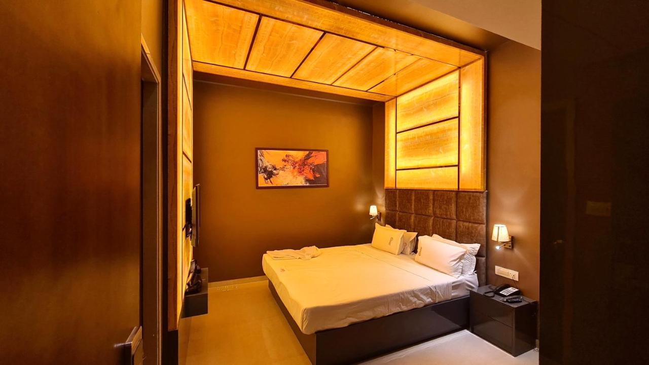 Galaxy Club & Hotel บิจาปุร์ ภายนอก รูปภาพ